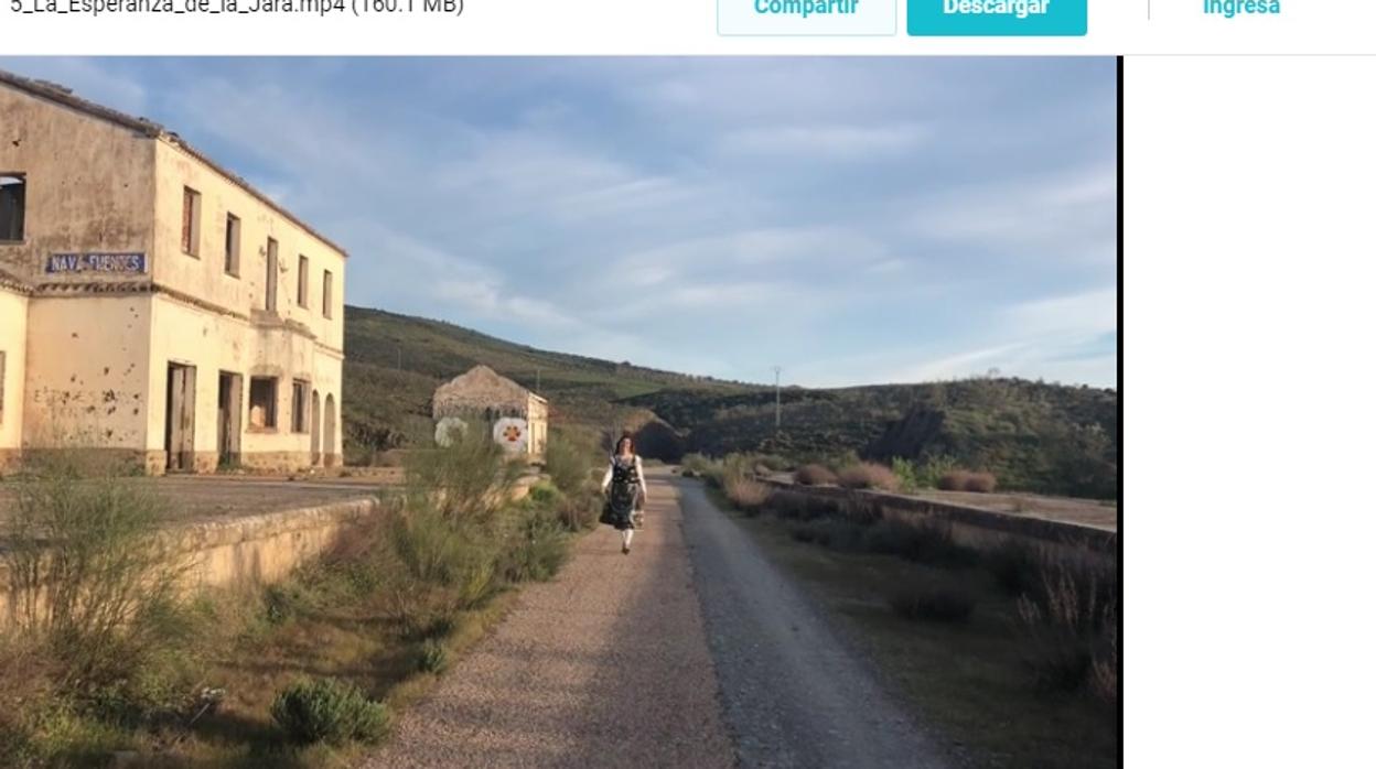 Yolanda Martínez camina junto a la estación de Nava-Fuentes en la Vía Verde de La Jara