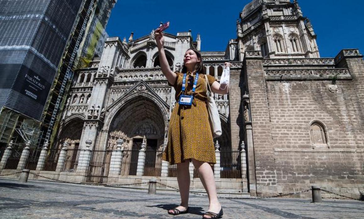 Una mujer se hace una autofoto con la catedral de Toledo al fondo