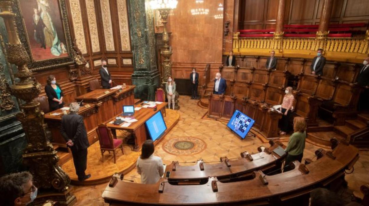 Momento inicial del pleno, con un minuto de silencio por las víctimas del Covid-19