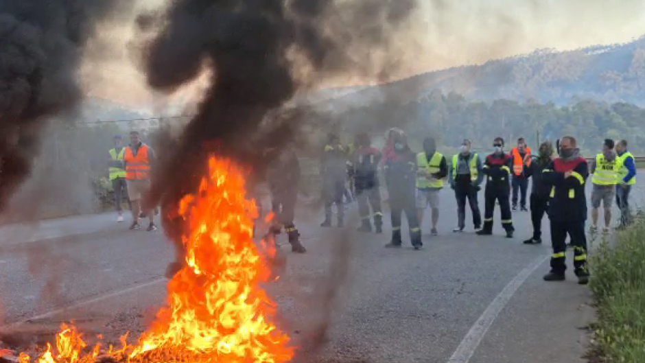 Los trabajadores de Alcoa queman neumáticos en respuesta a los despidos en San Cibrao