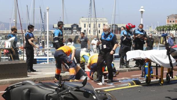 Un guardia civil fuera de servicio pierde parte de un pie al volcar sobre un carril bici en Gijón