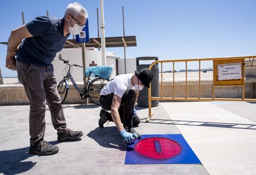 Imagen de los preparativos en los accesos a las playas de Valencia