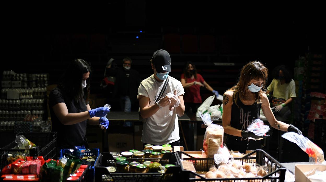 Los voluntarios de La CuBa organizan en el Teatro del Barrio los alimentos de la despensa solidaria