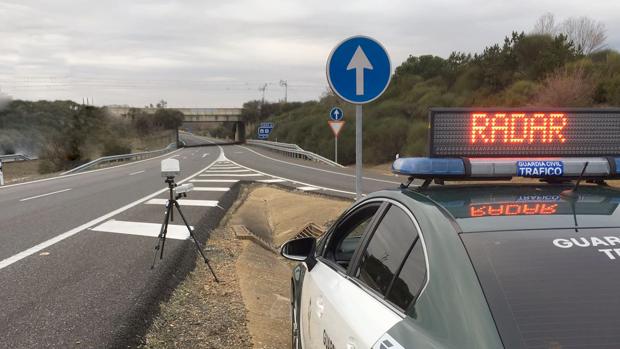 Un conductor sin carné se da a la fuga tras ser cazado por un radar y saltarse los límites provinciales