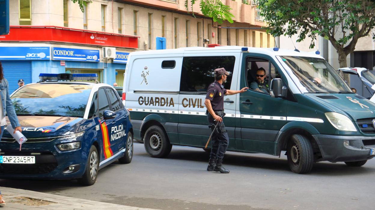 Imagen de archivo de efectivos de la Guardia Civil y la Policía Nacional