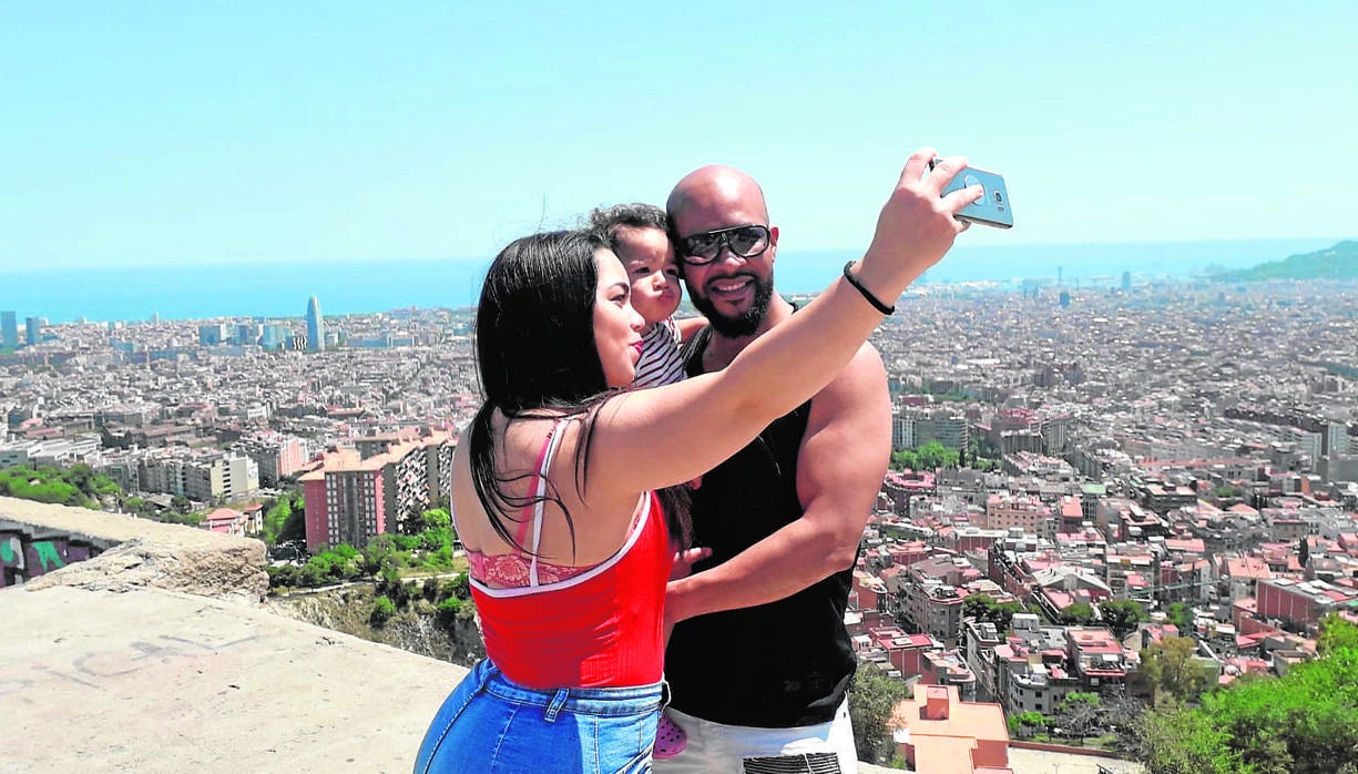 Selfie con la ciudad al fondo