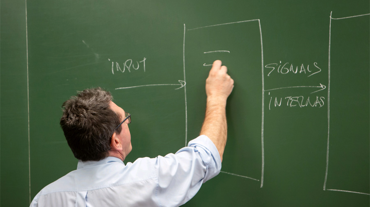 Un profesor dando clases en la Universidad Pública de Navarra