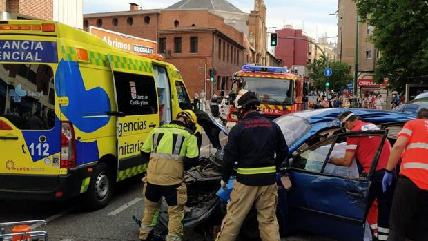 Un fallecido en un accidente con cinco vehículos implicados en la plaza de San Juan de Valladolid