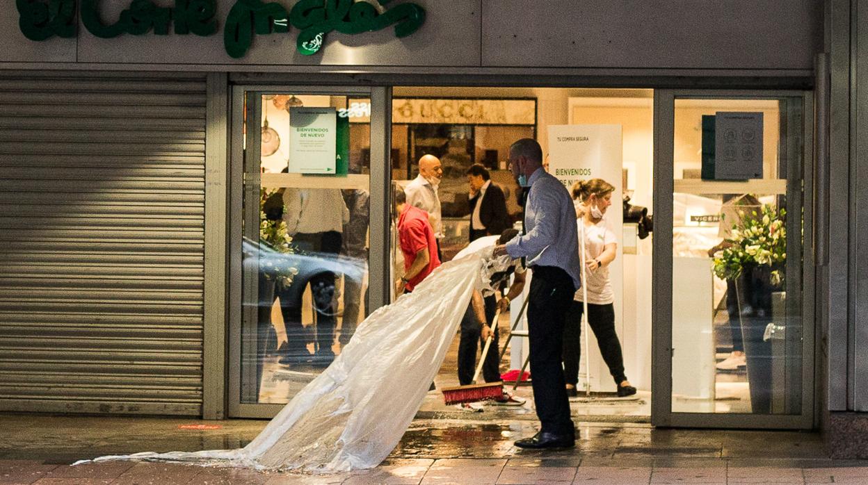 La intensa lluvia provocó estragos en comercios y en el transporte madrileño