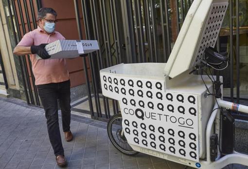 Los hermanos Sandoval han desarrollado su propia plataforma de reparto a domicilio en bicicletas y coches eléctricos