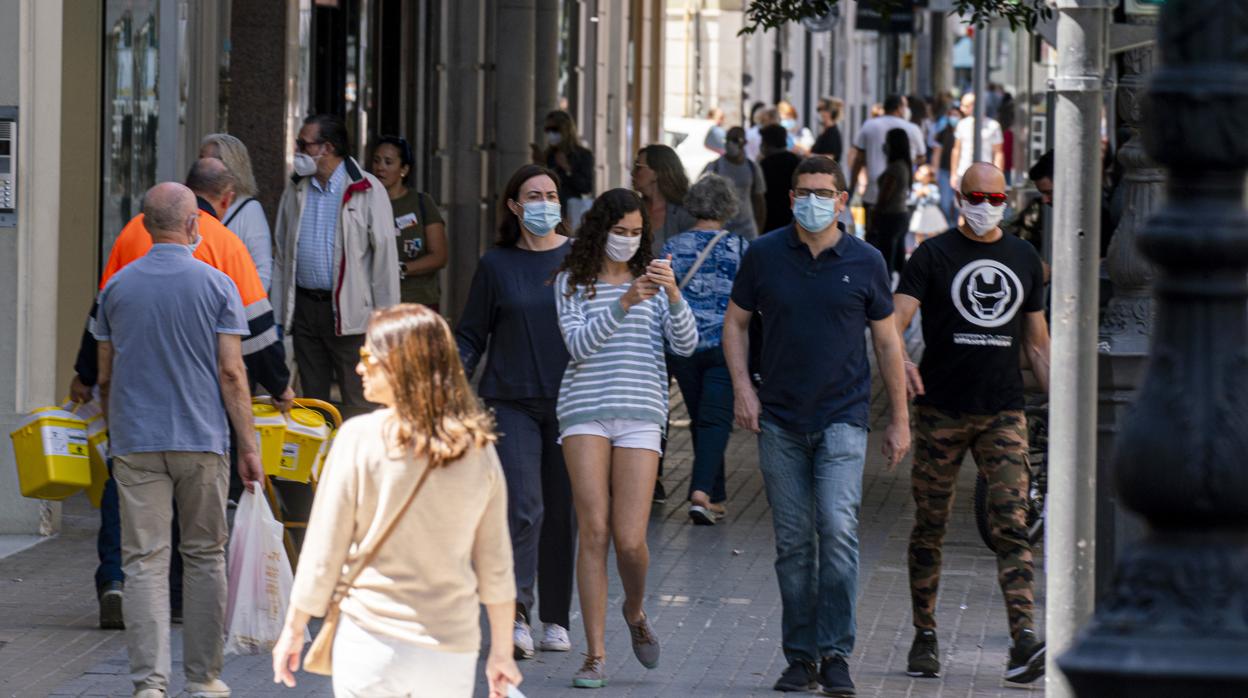 Viandantes en una calle céntrica de Valencia, que este lunes ha entrado en la fase 2 de la desescalada