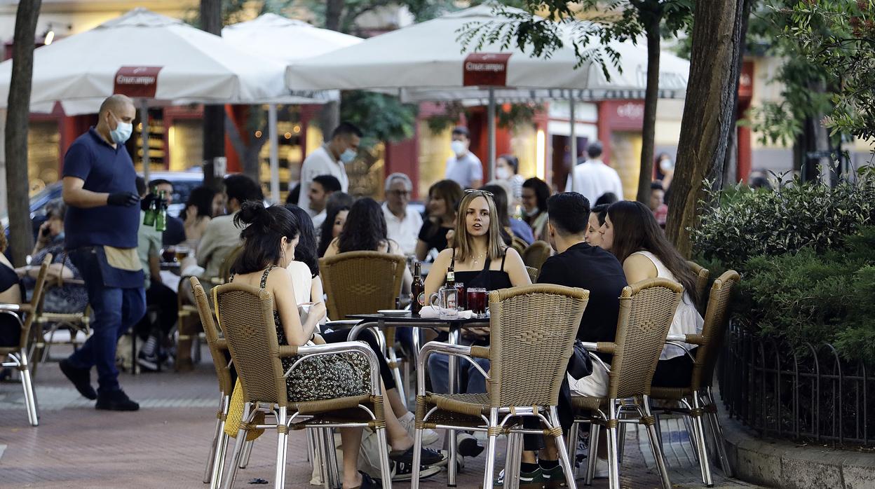 Terrazas en la plaza de Olavide durante la primera semana de la fase 1