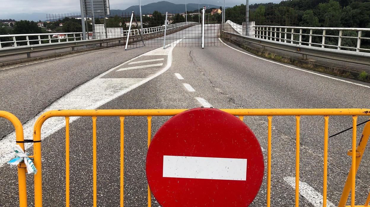 Vista del puente internacional de Salvaterra do Miño (Pontevedra), uno de los puntos fronterizos de A Raia