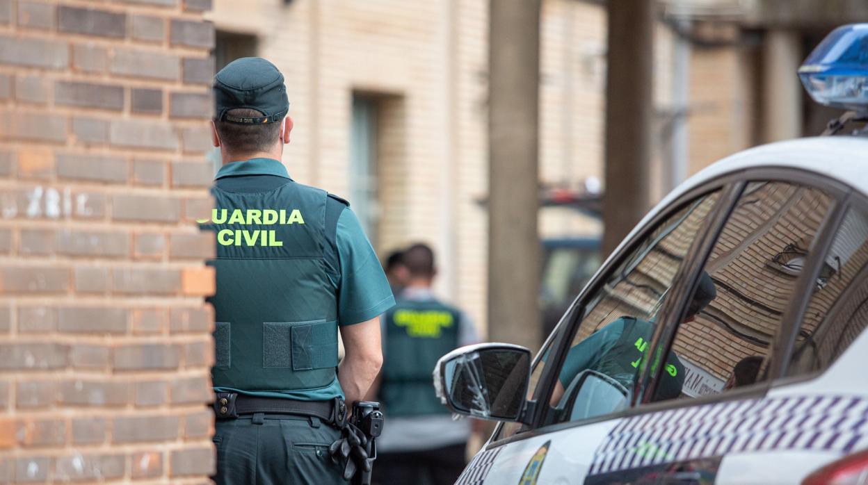 Despliegue policial en los alrededores del domicilio donde ha ocurrido el suceso