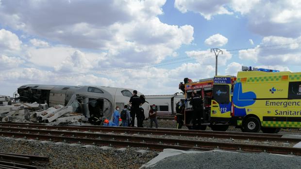 Dos fallecidos en el descarrilamiento de un tren tras chocar contra un coche