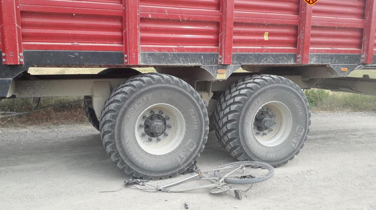 Estado en que quedó la bicicleta del herido tras empotrarse contra el tractor