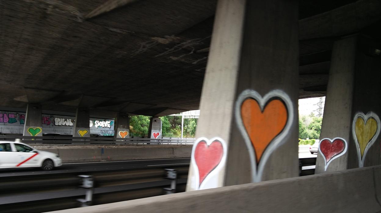 Varios de los corazones pintados dos años atrás bajo un puente de la M-30