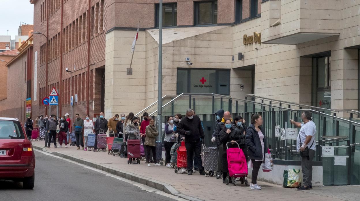 Vallisoletanos afectados por ERTES y el desempleo esperan a la puertas de Cruz Roja