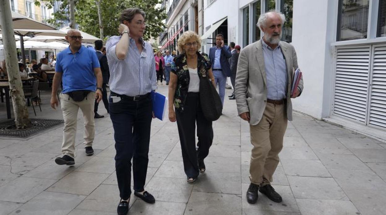 Manuela Carmena junto a Marta Higueras y Luis Cueto