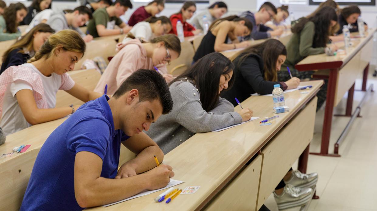 Estudiantes durante los exámenes de la prueba de acceso a la universidad en una imagen de archivo