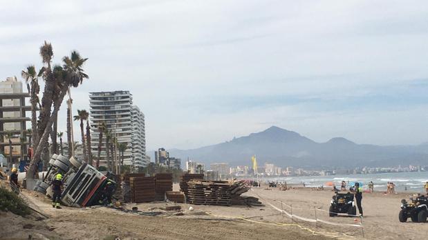 Susto en la desescalada: un camión hormigonera vuelca y derrama gasóleo en la playa de San Juan