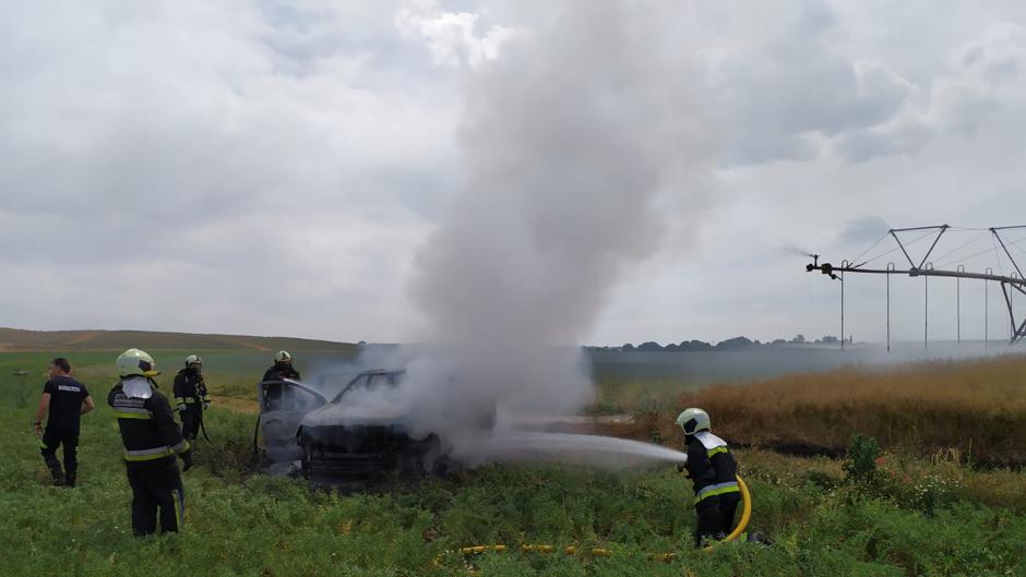 Los bomberos apagan un coche en llamas en la finca Estiviel de Toledo