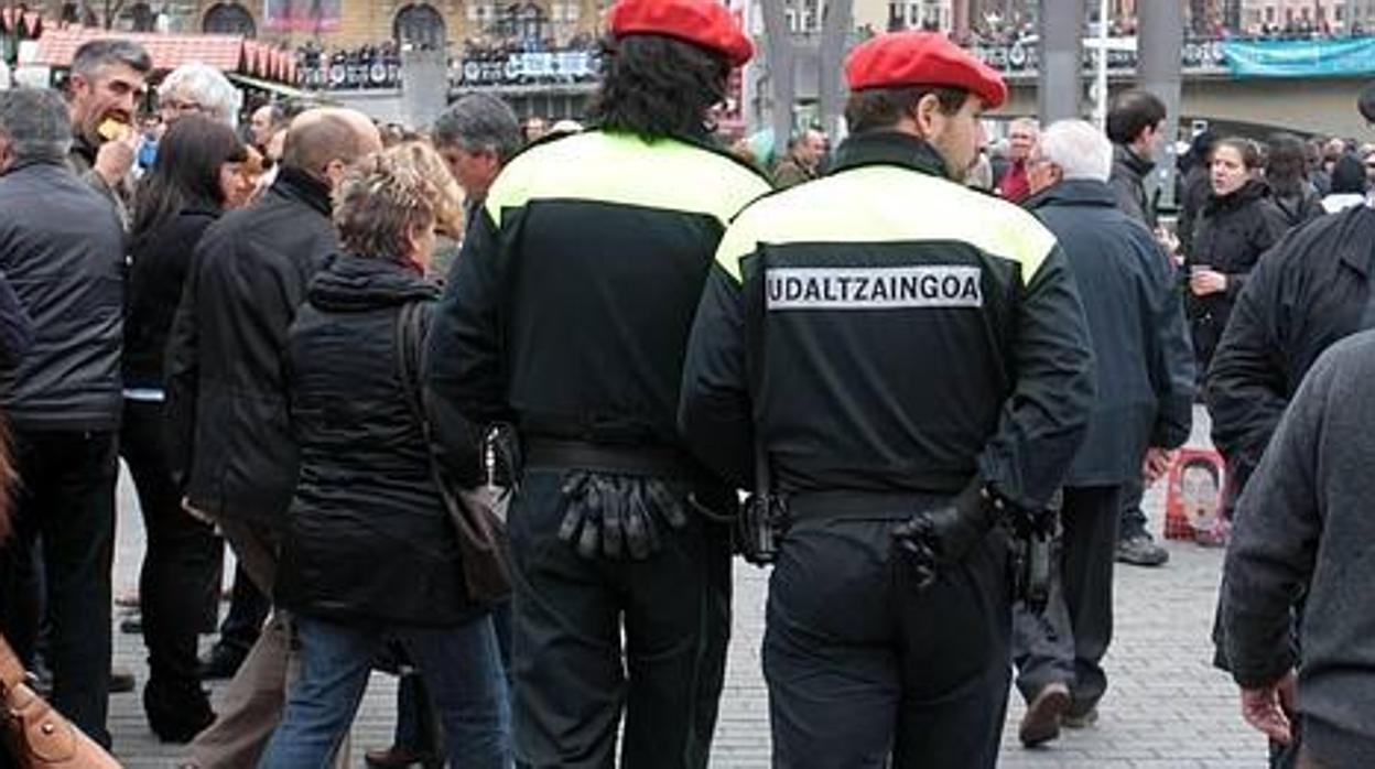 Policías municipales patrullando