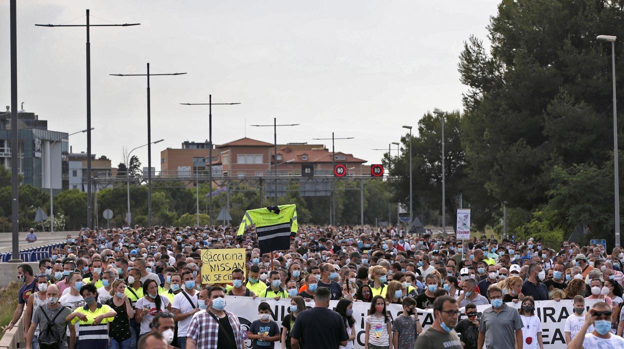 Trabajadores de Nissan cortan el acceso a Barcelona por la B-23