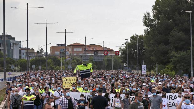 Trabajadores de Nissan cortan la entrada a Barcelona para protestar por el cierre de las plantas