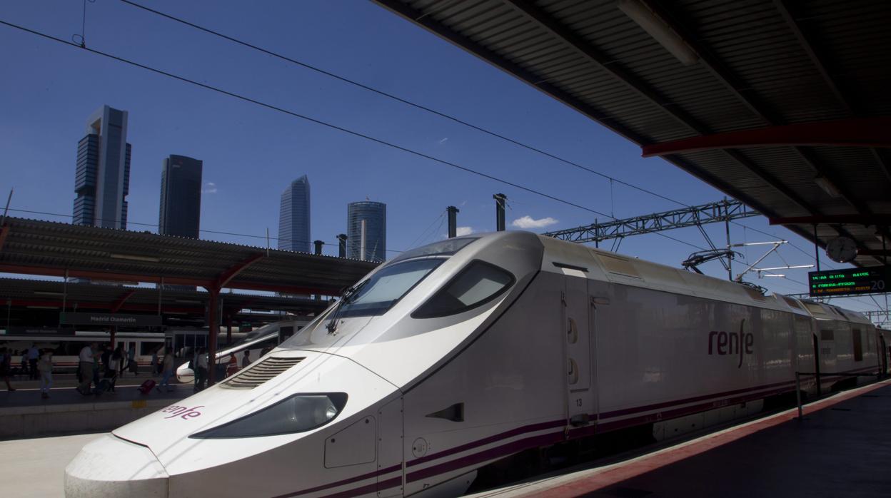 Imagen de un AVE con destino a Galicia en la estación de Chamartín (Madrid)