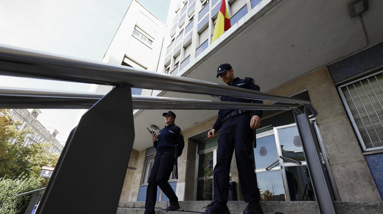 Agentes a las puertas de la Jefatura Superior de Policía de Aragón