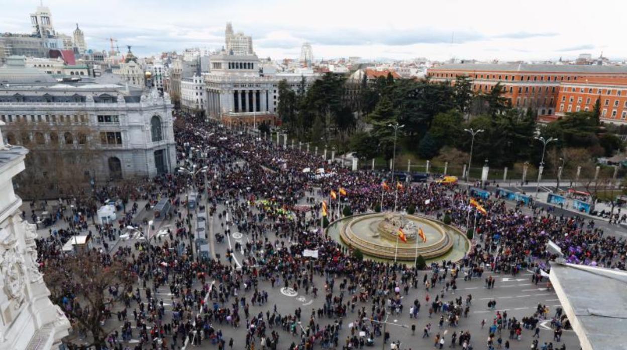 La manifestación del 8-M en Madrid, a su paso por Cibeles