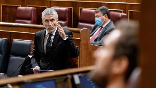 Marlaska advierte a la oposición de que puede «perturbar la carrera» de De los Cobos con sus indagaciones