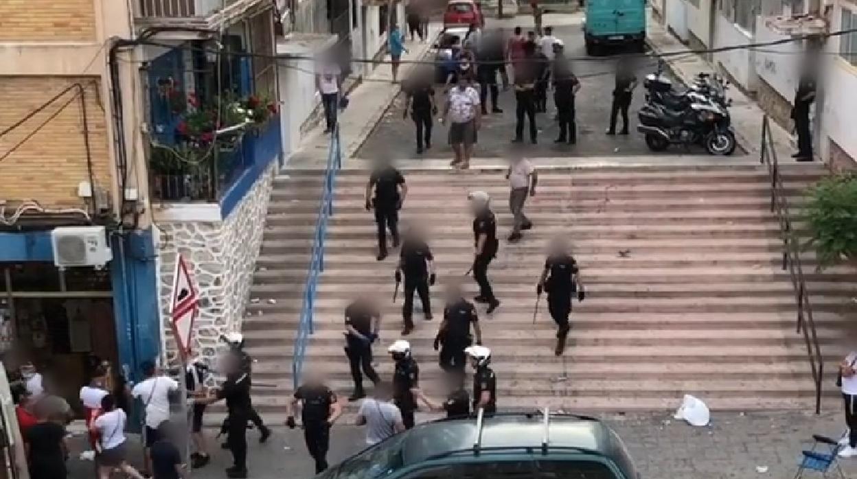 Efectivos policiales durante la intervención en el barrio de Colonia Requena en Alicante