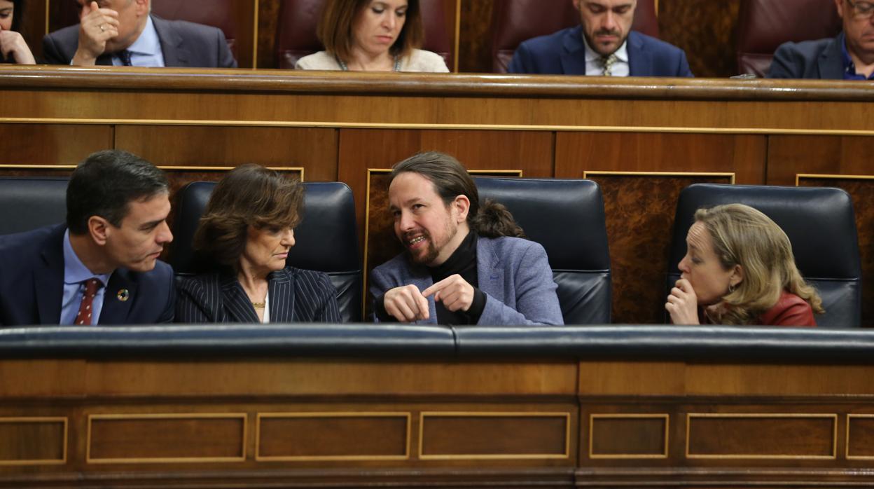 Sánchez e Iglesias, junto con Carmen Calvo, en una imagen de archivo/ García Egea acusa a Pablo Iglesias de «colocar a un amigo en una puerta giratoria»
