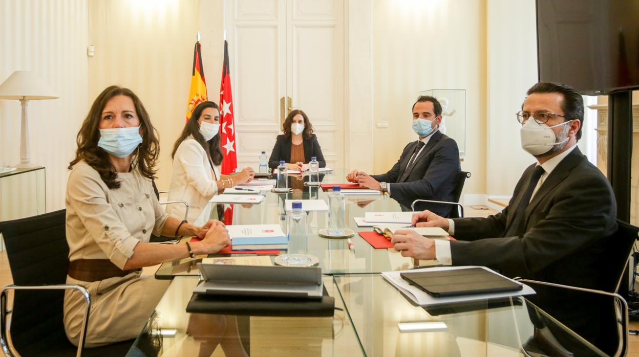 Díaz Ayuso, Aguado y Monasterio, con los consejeros Carballedo (Presidencia) y Fernández-Lasquetty (Hacienda)