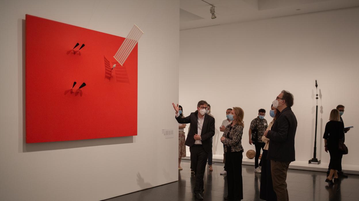 El director del MACBA, Ferran Barenblit, durante el paseo institucional de la reapertura del MACBA