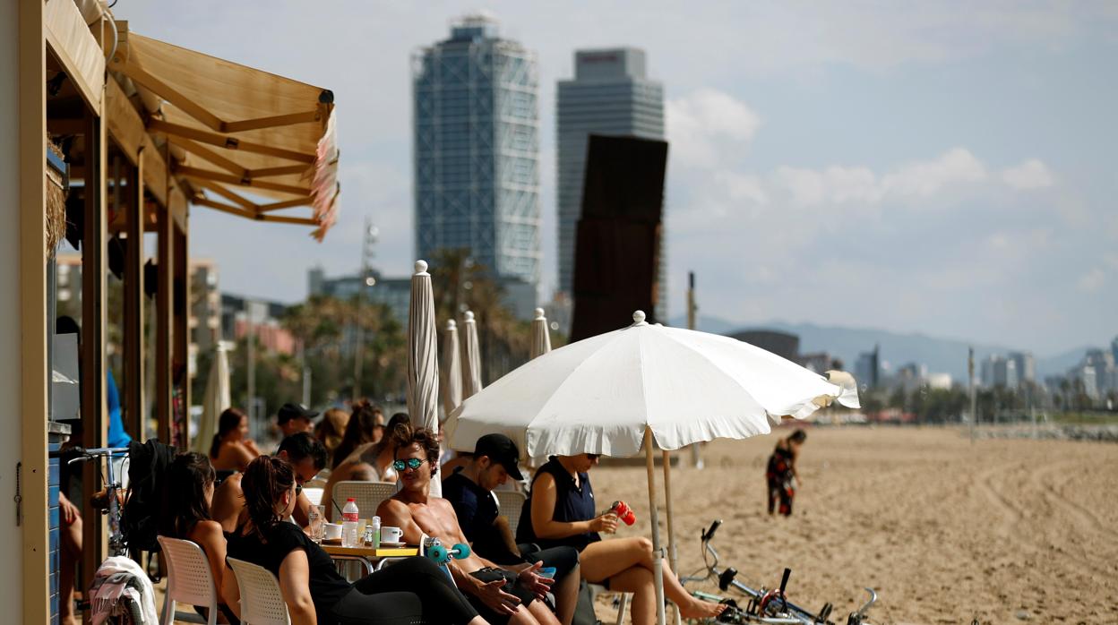 La playa de Barcelona, con la Torre Mapfre al fondo