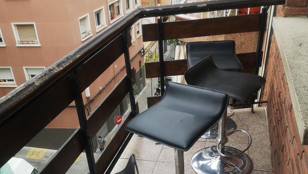 Con una barra en el balcón: localizado un bar ilegal «anticonfinamiento» en un piso de L'Hospitalet