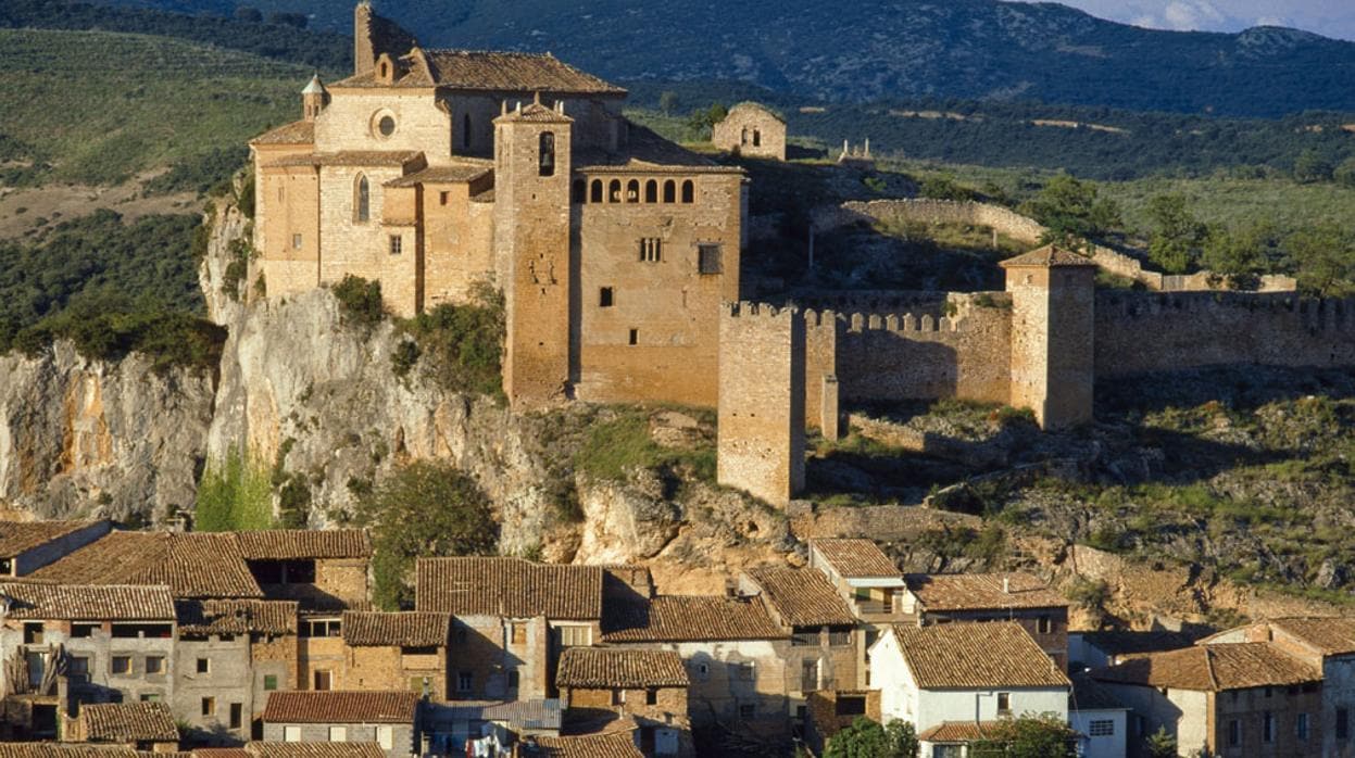El impontente castillo y colegiata que coronan el caserío de Alquézar (Huesca)