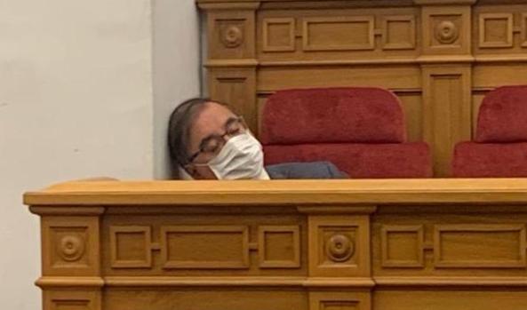 El PP publica una foto de Fernando Mora durmiendo en el pleno y el PSOE dice que estaba «mareado»