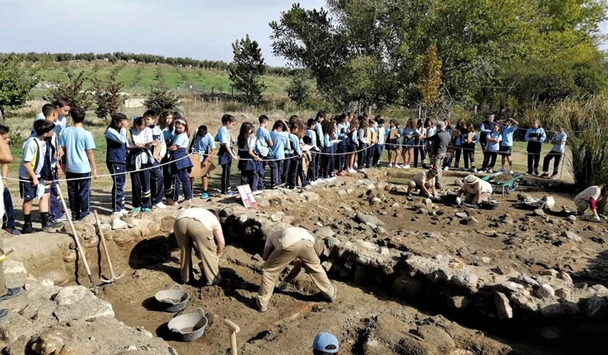 Un grupo de alumnos visita una de las zonas de excavación en el yacimiento