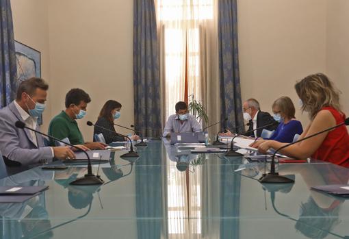 El presidente de la Diputación, Carlos Mazón (centro), con los miembros del patronato de la Fundación MARQ