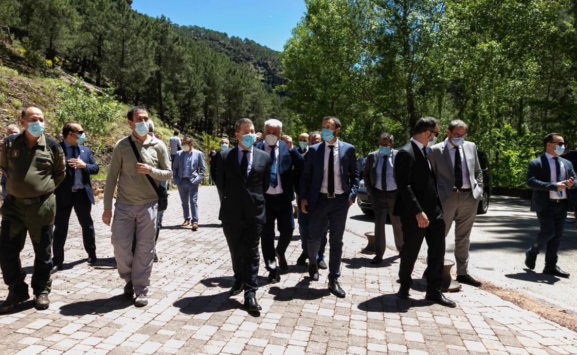 El presidente de Castiolla-La Mancha, Emiliano García-Page, durante su visita al Alto Tajo