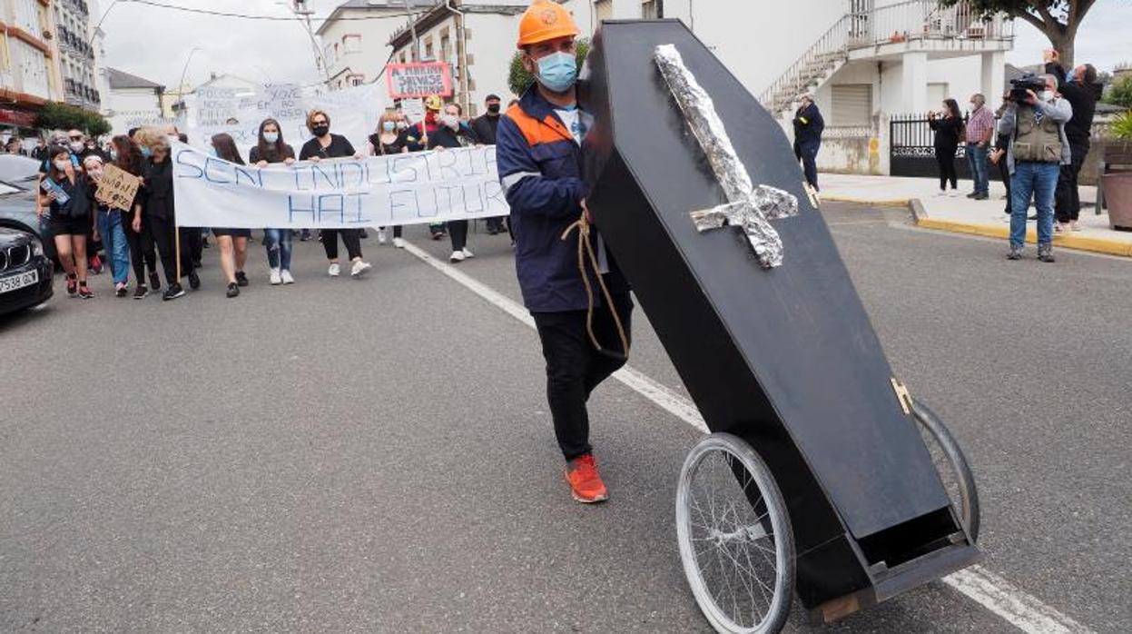 Manifestación contra el cierre de Alcoa San Cibrao en el municipio lucense de Xove