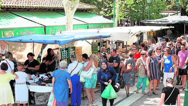 Los vendedores del «martes» temen por el futuro del mercadillo