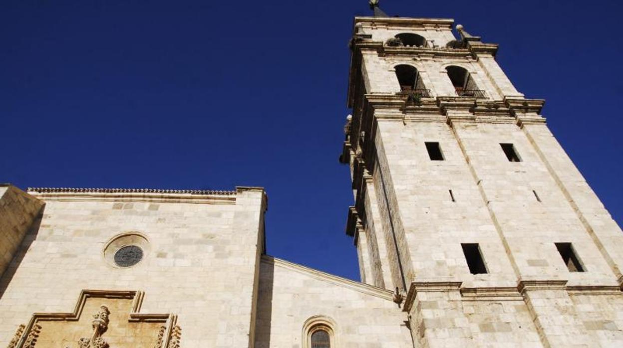 Fachada y torre de la Catedral Magistral de Alcalá de Henares, uno de los BIC que ya cuenta con ficha de salvaguarda