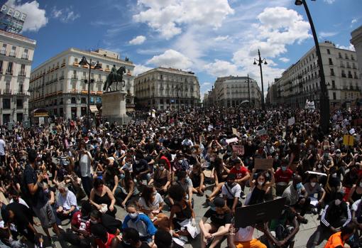 Miles de personas en la manifestación, a su llegada a la Puerta del Sol