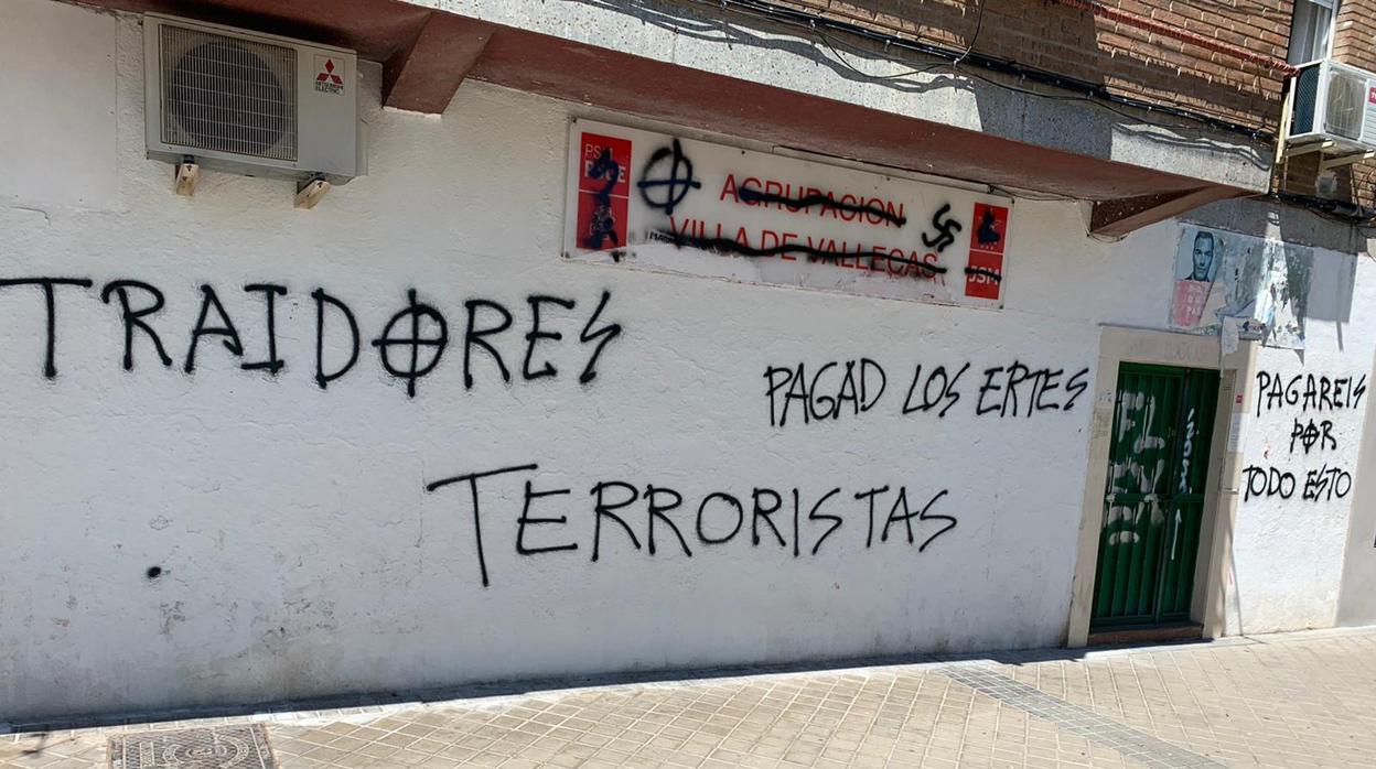 Exterior de la sede del PSOE en Villa de Vallecas tras ser vandalizada