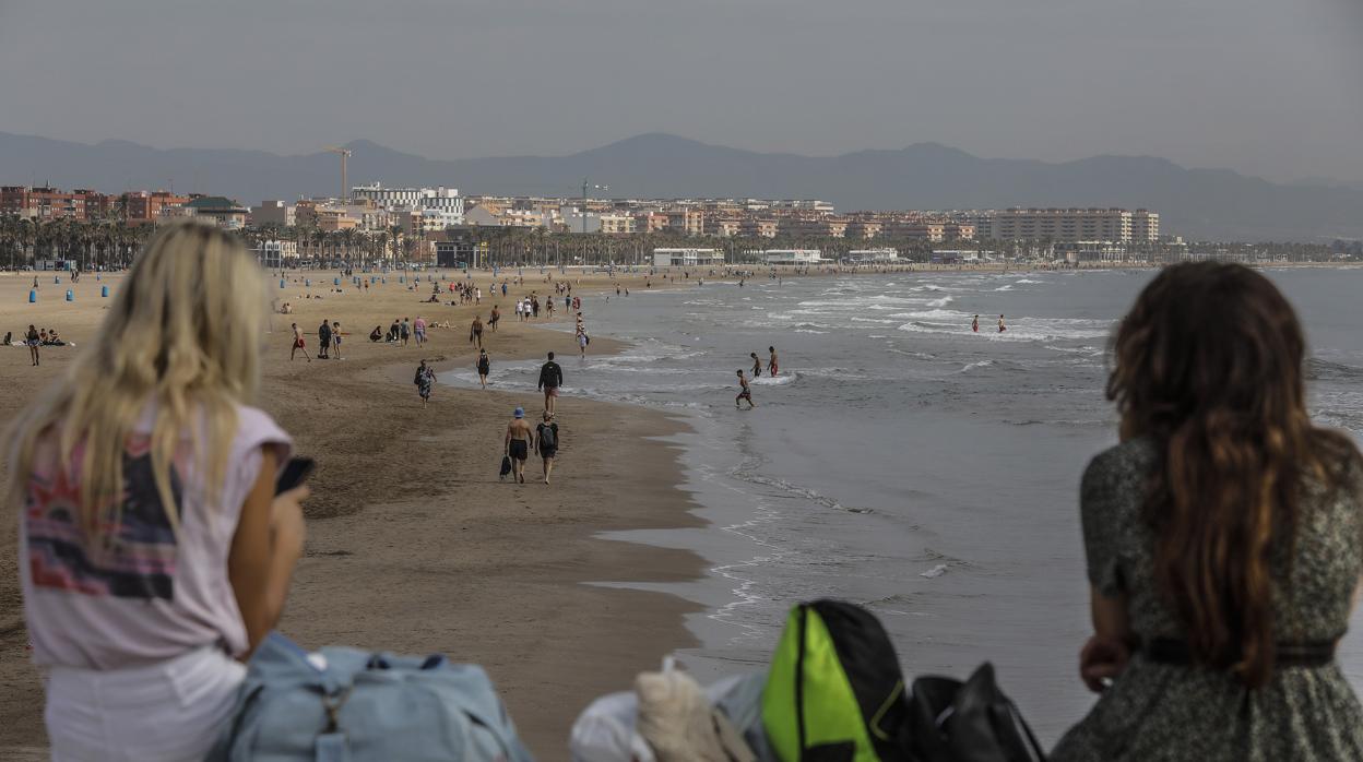 Imagen de una playa de Valencia tras la entrada en la fase 2 de la desescalada